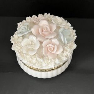 KAREN CARSON LAVENDAR AIR ARDALT PASTAL FLORAL APPPLIED PORCELAIN TRINKE…